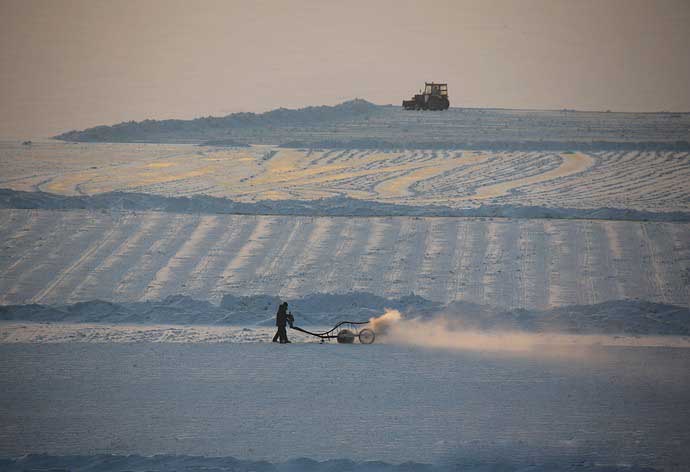 哈(ha)爾濱冬(dōng)季采冰(bing) 采冰工(gōng)具